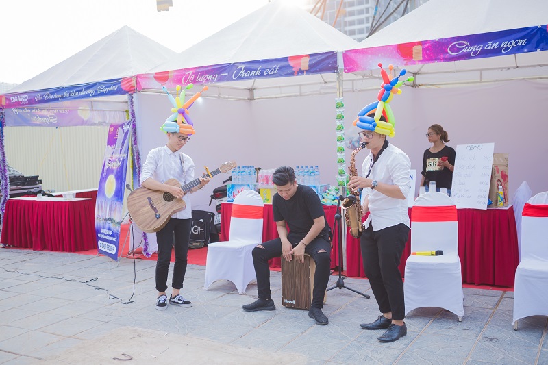 Các ban nhạc đường phố cùng khiến cho các em nhỏ vô cùng thích thú