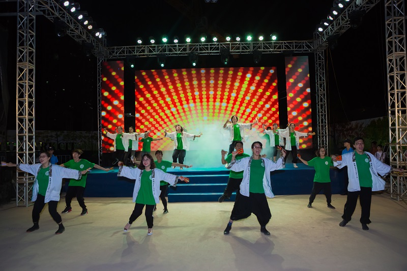 Bên cạnh chương trình vui chơi, lễ hội còn có nhiều chương trình ca múa nhạc sôi động