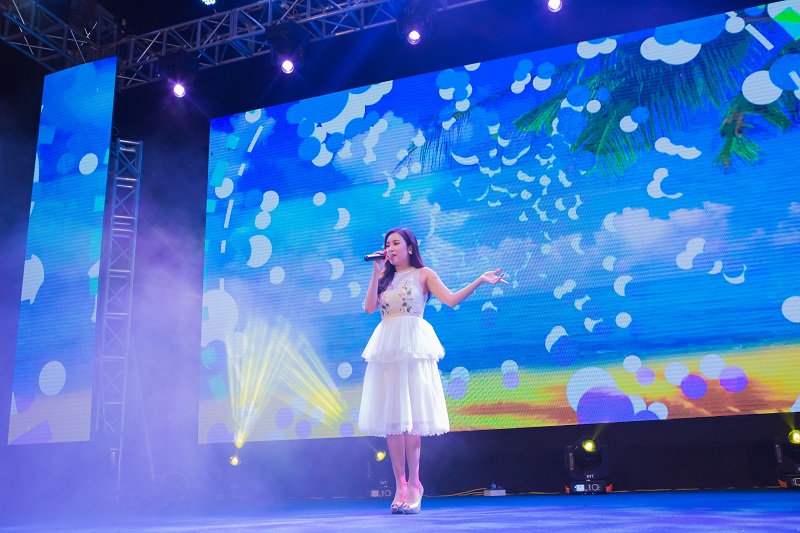 Ngày hội còn có sự tham gia của nhiều nghệ sĩ chuyên nghiệp đem đến những màn trình diễn hấp dẫn cho cư dân