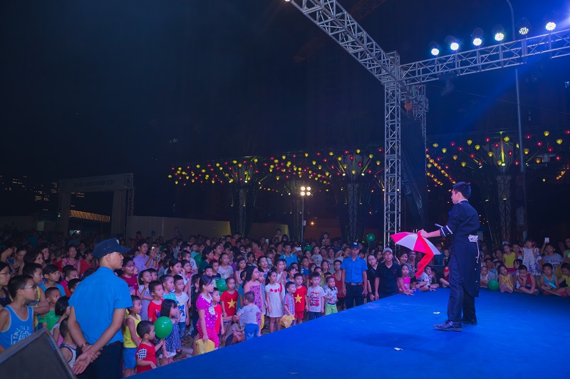 Những màn ảo thuật đẹp mắt đặc biệt thu hút sự chú ý của các em nhỏ