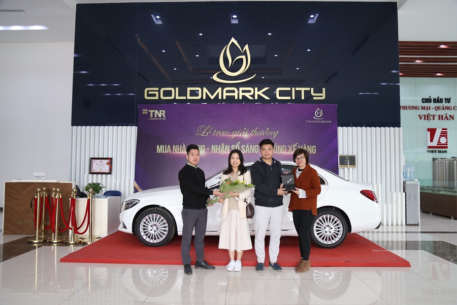 Chị Bùi Diệu Linh (áo trắng) là khách hàng may mắn nhận được giải nhất là một chiếc xe Mercedes C250 Exclusive.