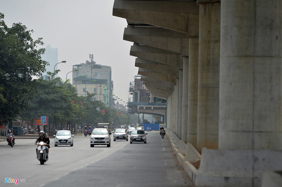 Tại các nút giao này, sau khi hoàn thiện, mỗi nút có 3 tầng xe chạy gồm đường bộ, cầu vượt và đường sắt đô thị. Canh quan moi la hai ben tuyen metro dau tien cua Ha Noi hinh anh 15