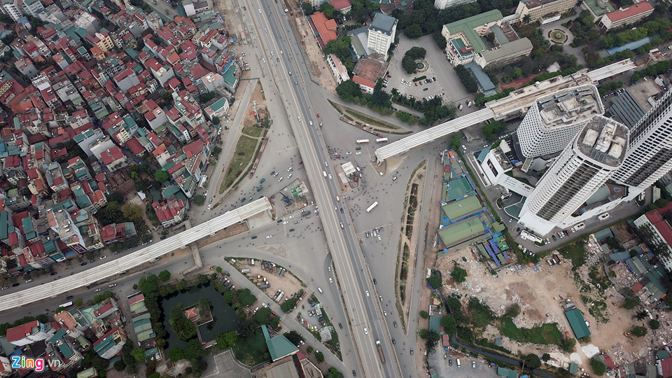 Tuyến metro tại nút giao Phạm Văn Đồng - Xuân Thủy - Hồ Tùng Mậu - Phạm Hùng, nơi giao nhau giữa các quận Nam Từ Liêm, Bắc Từ Liêm và Cầu Giấy.