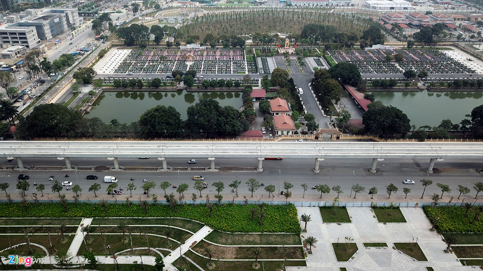 Tuyến metro đoạn qua khu vực nghĩa trang Mai Dịch, trên đường Hồ Tùng Mậu.