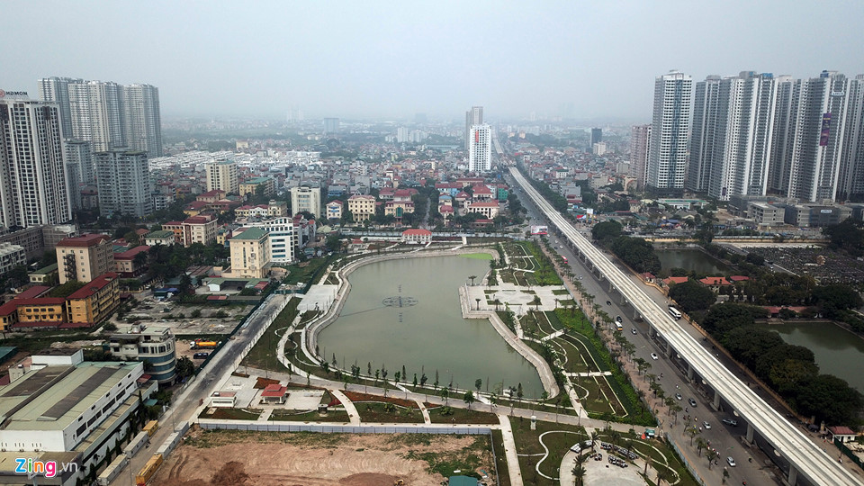 Dọc tuyến đường từ Mai Dịch về Nhổn, bên trái là khu đô thị Mỹ Đình, bên phải là tổ hợp chung cư Goldmark City.