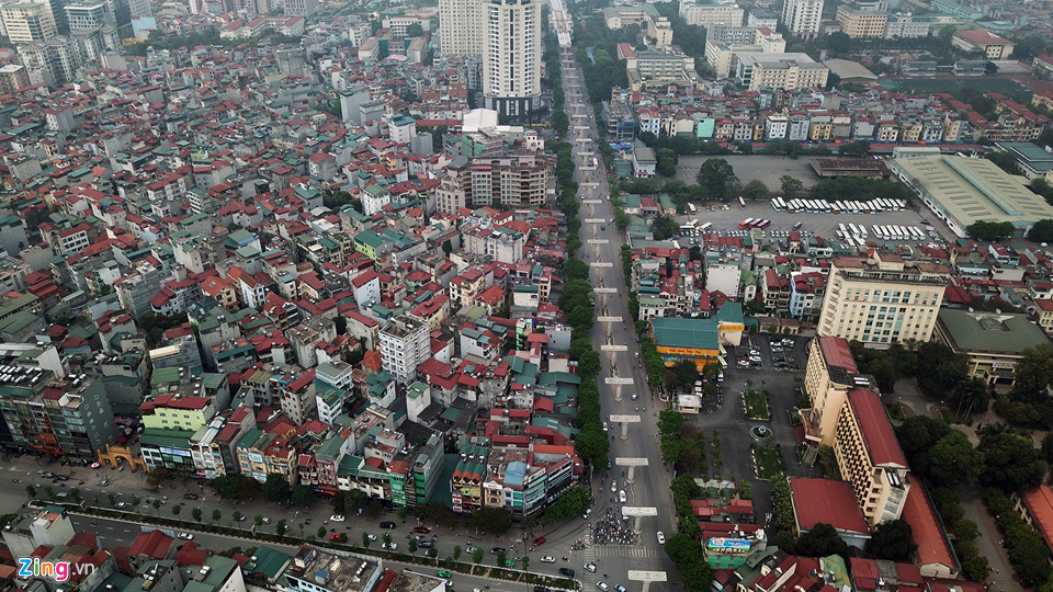Hình ảnh tại đường Xuân Thủy nơi giao với Trần Thái Tông (quận Cầu Giấy), bên phải là Học viện Báo chí tuyên truyền.