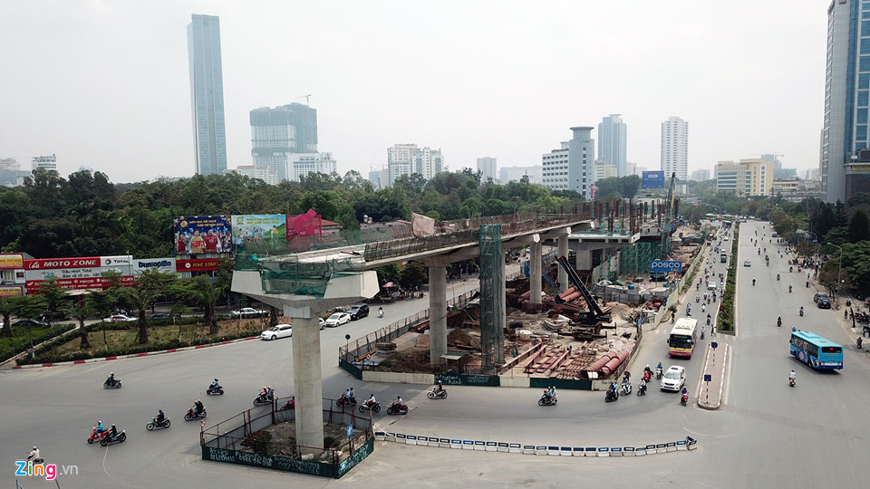 Khu vực trước cửa Đại học Giao thông Vận tải ngổn ngang vật liệu xây dựng.