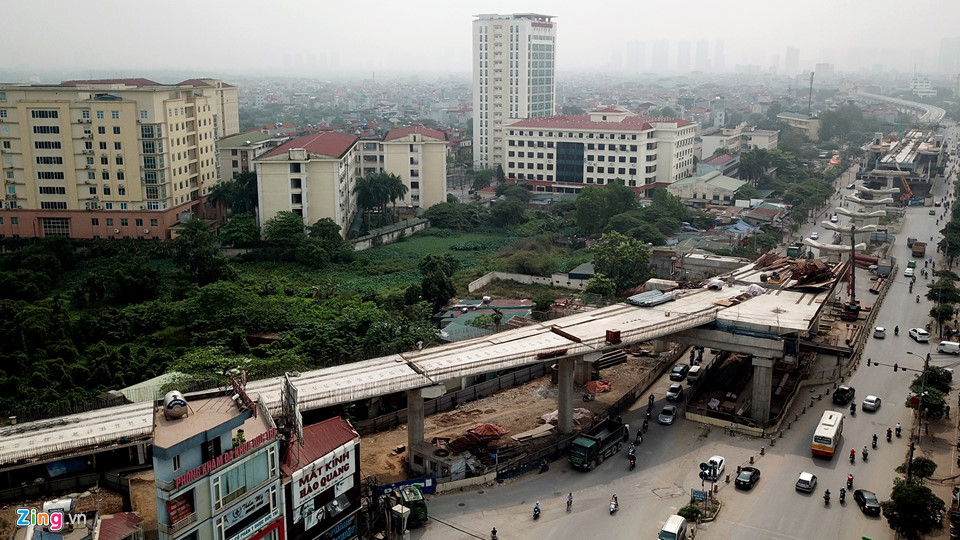 Tuyến metro Nhổn - ga Hà Nội (tuyến đường sắt đô thị số 3) khởi công từ năm 2006, đến nay đã 12 năm, chậm tiến độ gần một thập kỷ so với kế hoạch. Trong ảnh là điểm đầu của tuyến tại khu vực ĐH Công nghiệp (Nhổn).