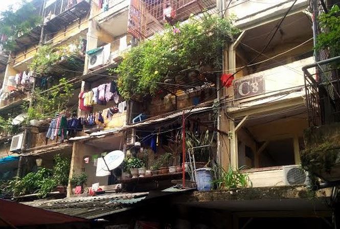 Hình ảnh một chung cư trong thành phố đã quá xuống cấp